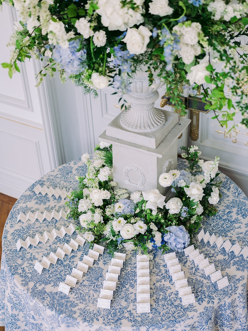 photoshoot wedding in europe cassia thomas blue decor