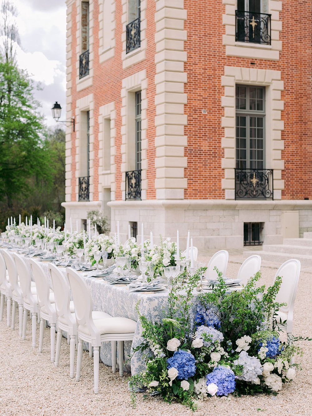 photoshoot wedding in europe cassia thomas blue decor outdoor reception